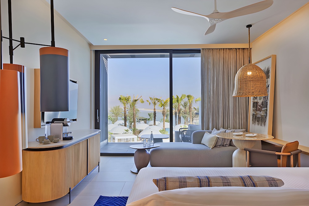 The Pool and Sea View Room 